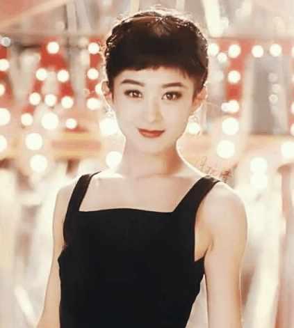 她穿黑裙留齐刘海,cos女神赫本,引发热议.