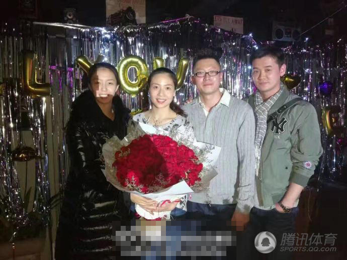 女排助教求婚魏秋月成功 现场单膝跪地