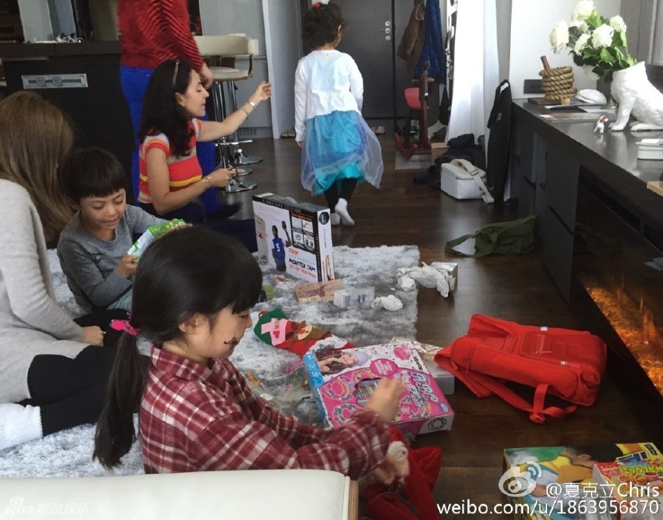 夏天诺一霓娜看书分享礼物 刘烨缺席求P图(图)