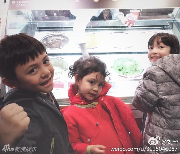 夏天诺一霓娜看书分享礼物 刘烨缺席求P图(图)