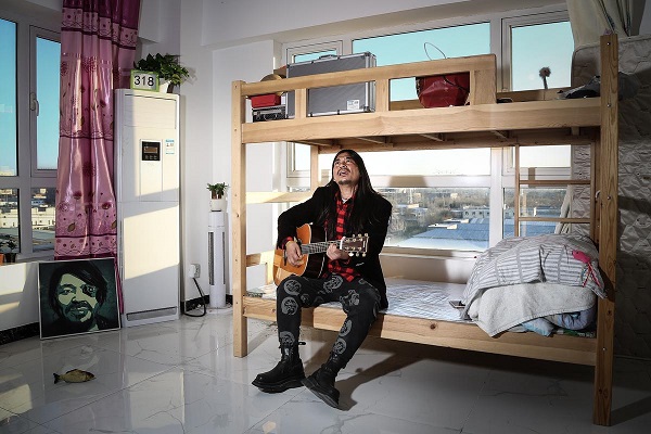 从送水工到抖音音乐人,网红面筋哥的逆袭人生:“向前跑,迎着冷眼和嘲笑” 从送水工到抖音音乐人,网红面筋哥的逆袭人生:“向前跑,迎着冷眼和嘲笑”