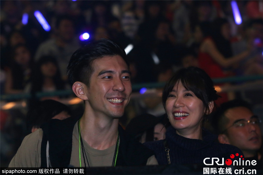 林志玲化身圣诞老人助阵五月天演唱会 纤细美