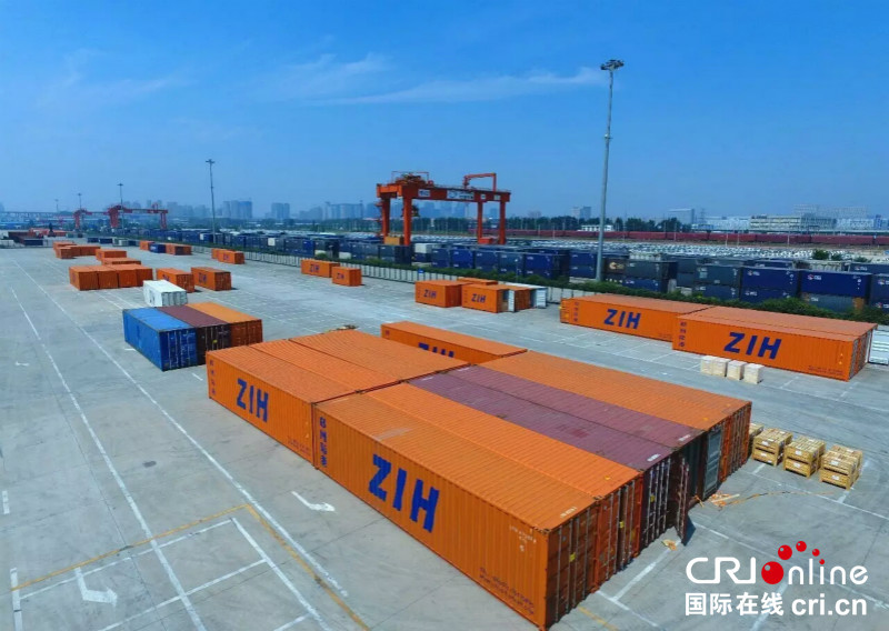 图片默认标题 图片默认标题_fororder_3郑州国际陆港里排列整齐的标准集装箱 摄影 薛宁_meitu_55