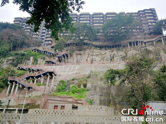 【CRI专稿 列表】重庆戴家巷崖壁公园：洪崖洞旁的老城墙化身“飞来步道”