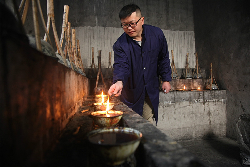 图片默认标题 图片默认标题_fororder_3、黄山市非遗徽墨技艺代表性传承人项颂在提炼墨烟点烟程序。_meitu_1