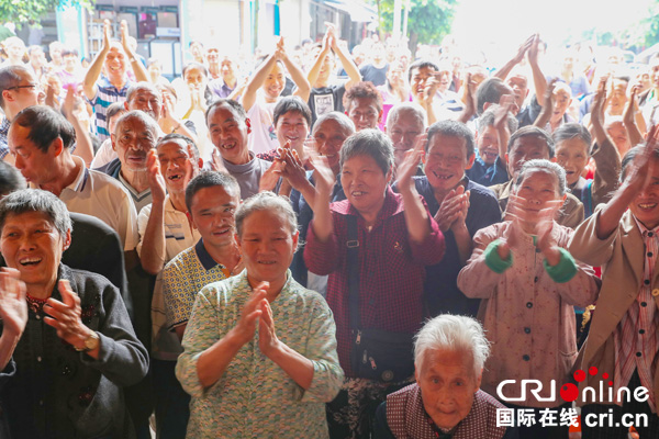 图片默认标题_fororder_群众为演员们精彩的表演报以热烈的掌声