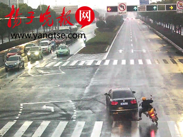 男子骑电动闯红灯追尾轿车 人未落地又被后车撞飞