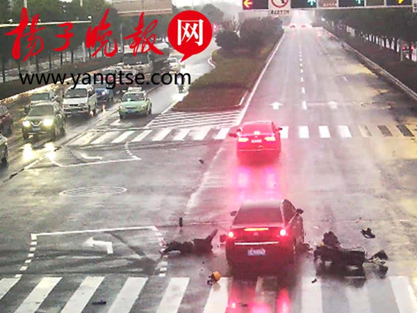 男子骑电动闯红灯追尾轿车 人未落地又被后车撞飞