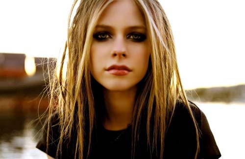 Fans tears fall! Avril in bed for another two year-end proclaimed a comeback fight