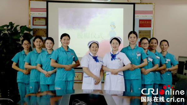 图片默认标题_fororder_脱帽后的急诊科护士合影（盐边县医院宣传科供图）
