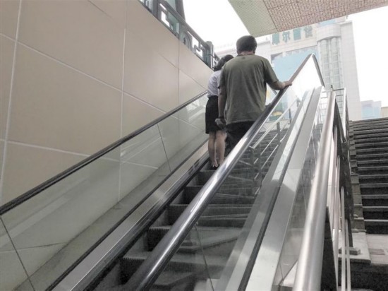 （今日热点2，导航成都，移动端）成都天府广场两座电动扶梯 停用近三年后“复工”了