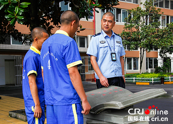 图片默认标题_fororder_大队长鲜强充分利用文化石上的名言警句提高彝族戒毒人员认知能力（摄影-王子强）