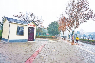 Zhengzhou sanitation workers lounge to lock the door into the display for the Municipal Urban Management Bureau