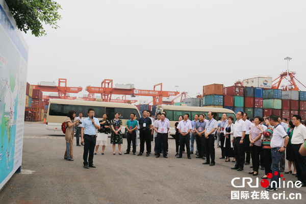 图片默认标题_fororder_与会人员参观考察宜宾港--摄影邹丽平