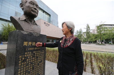 （焦点图，导航成都，移动端）川农院士逝世5年 夫人每天看雕像相伴