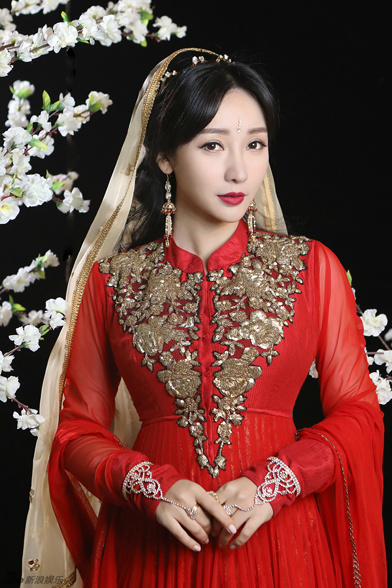 柳岩珠光宝气化身天竺少女 舞姿撩人(组图)