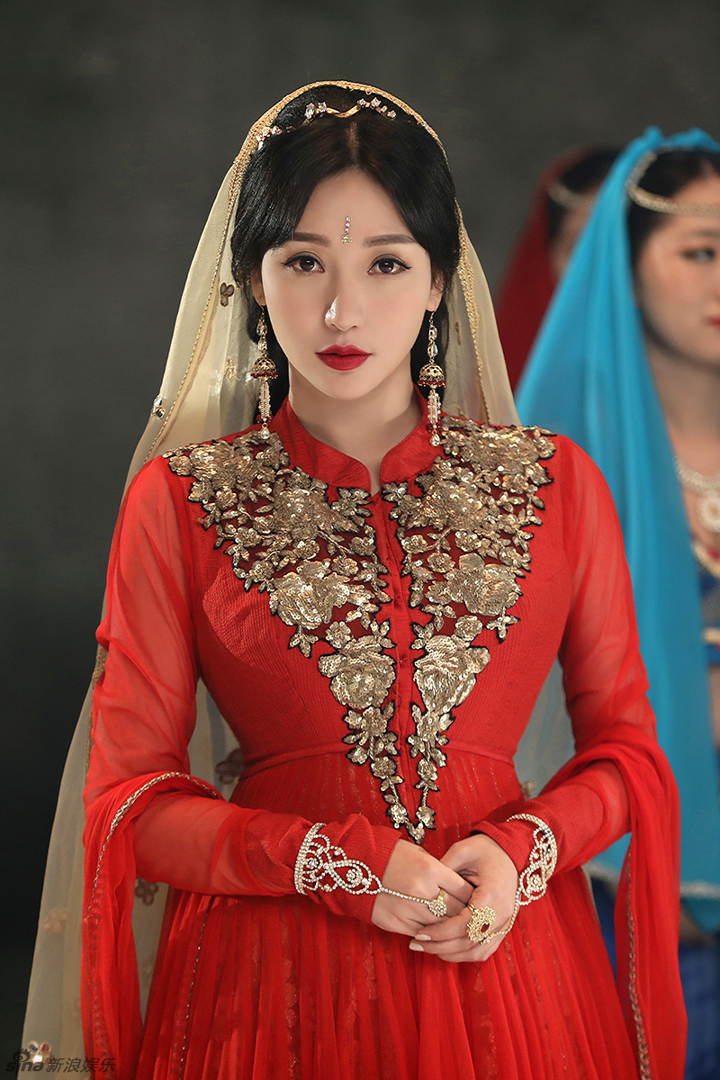 柳岩珠光宝气化身天竺少女 舞姿撩人(组图)