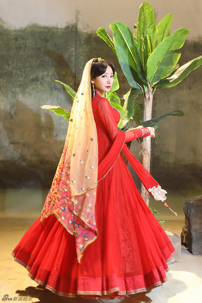 柳岩珠光宝气化身天竺少女 舞姿撩人(组图)