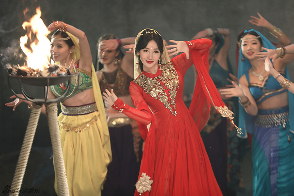 柳岩珠光宝气化身天竺少女 舞姿撩人(组图)