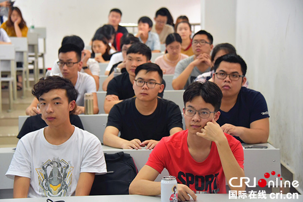 图片默认标题_fororder_同学们认真聆听讲座（乐山市公安局--供图）