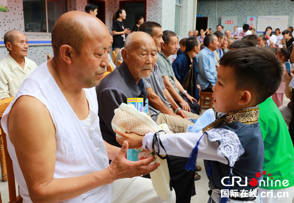 图片默认标题_fororder_孩子们将义卖校园农场里采摘蔬菜款项购买的爱心物资赠送给敬老院的老人们
