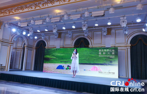 图片默认标题_fororder_1、大赛首席体验官璐璐在启动仪式上演唱歌曲