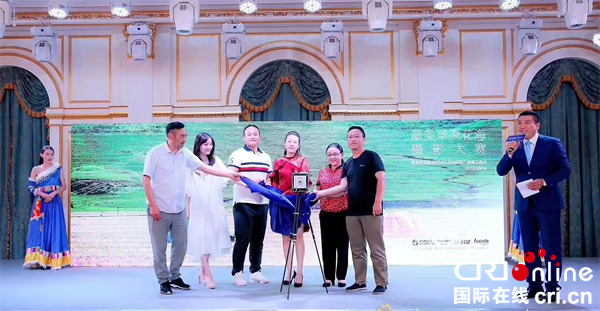 图片默认标题_fororder_3、为象征大赛开启的摄影机揭幕