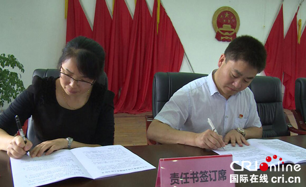 图片默认标题_fororder_街道党工委副书记、办事处主任邓成祥与社区负责人签订目标责任书