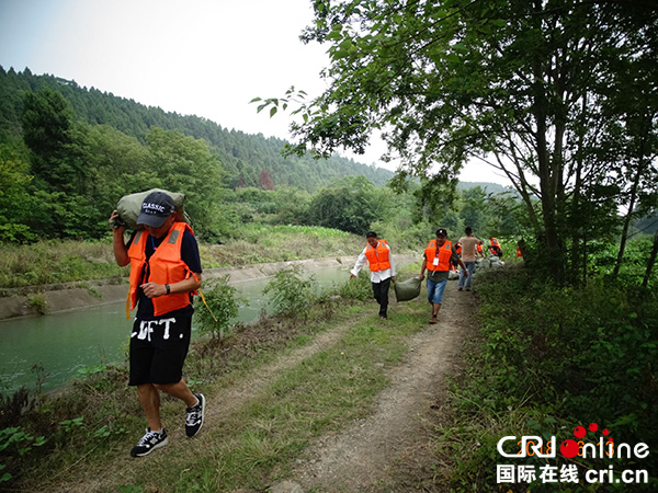 图片默认标题_fororder_抢险队员运送沙袋封堵堤坝