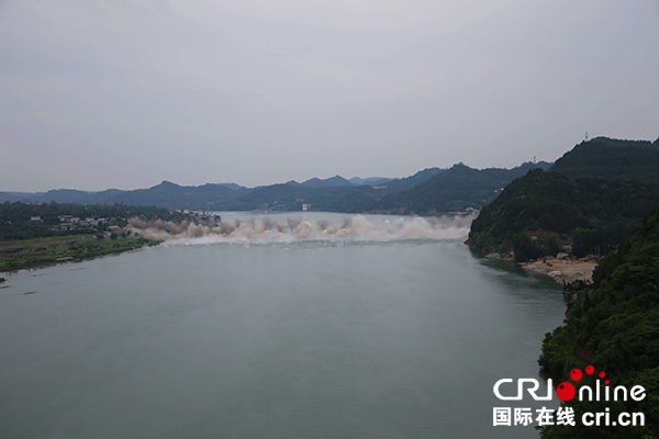 图片默认标题_fororder_蓬安县“嘉陵江大桥”成功爆破。（蓬安县委宣传部---供图）