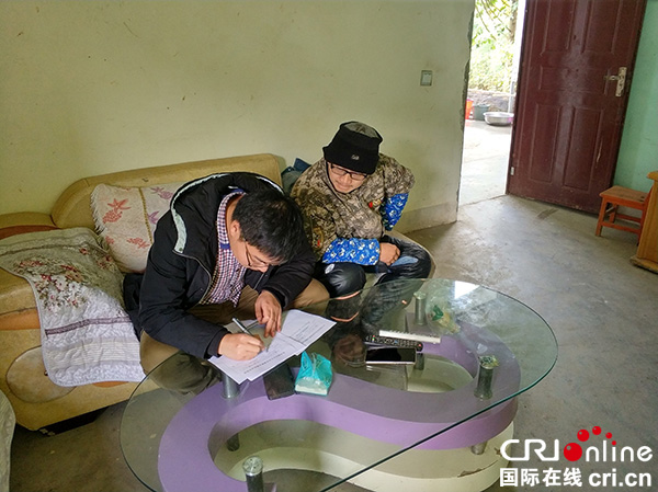 图片默认标题_fororder_李高磊扶贫工时（摄影李杨）1