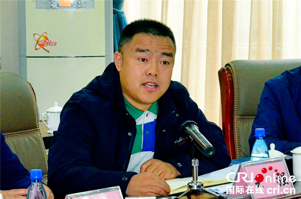 图片默认标题_fororder_4、稻城亚丁景区管理局局长王强在座谈会上发言-摄影-张黎萍