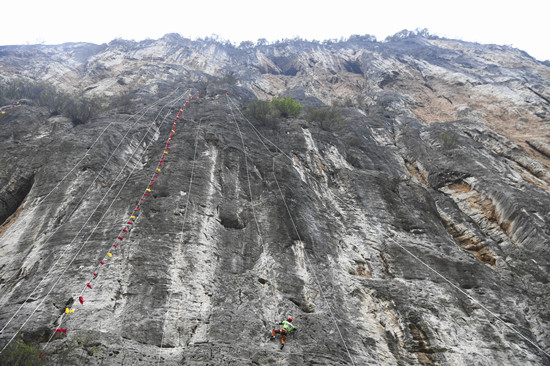 【CRI专稿 列表】2019中国攀岩自然岩壁系列赛年度总决赛在重庆奉节拉开序幕