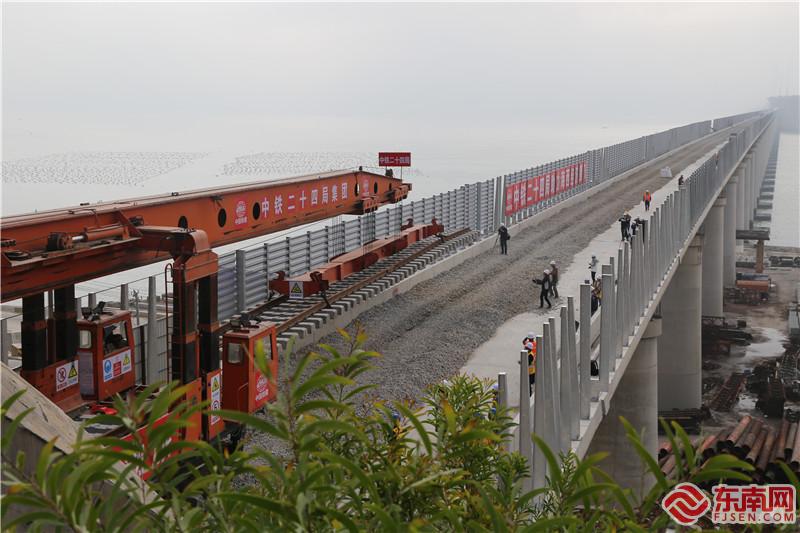 福建：世界最长跨海公铁大桥开始铺轨