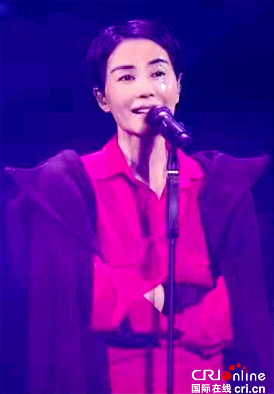 王菲打造尘埃感顽童造型 唱窦靖童歌曲显母女情深