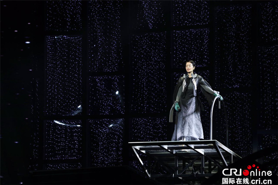 王菲打造尘埃感顽童造型 唱窦靖童歌曲显母女情深