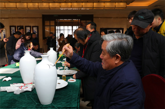 【中首  陕西  图】景德镇陶瓷艺术展在延安开幕