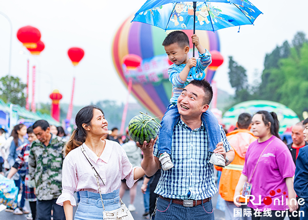 图片默认标题_fororder_7市民开心购买西瓜（摄影-廖志全）