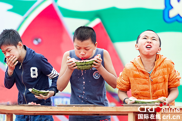 图片默认标题_fororder_5现场吃西瓜比赛（摄影-廖志全）