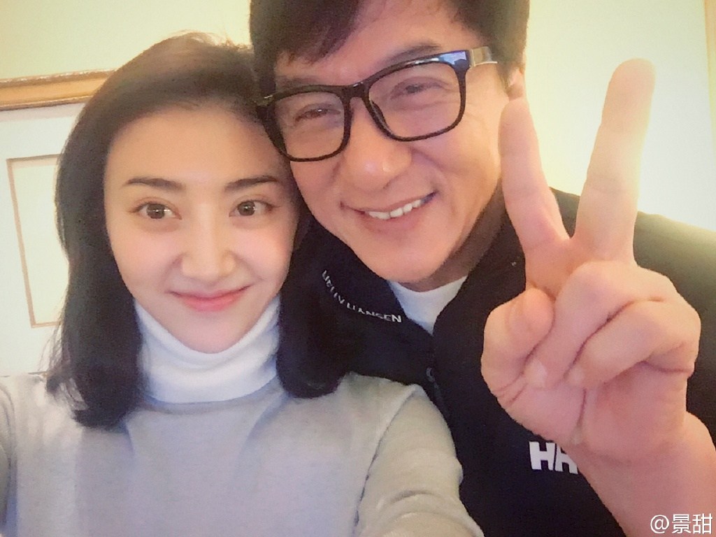 成龙与景甜贴脸自拍 比剪刀手卖萌