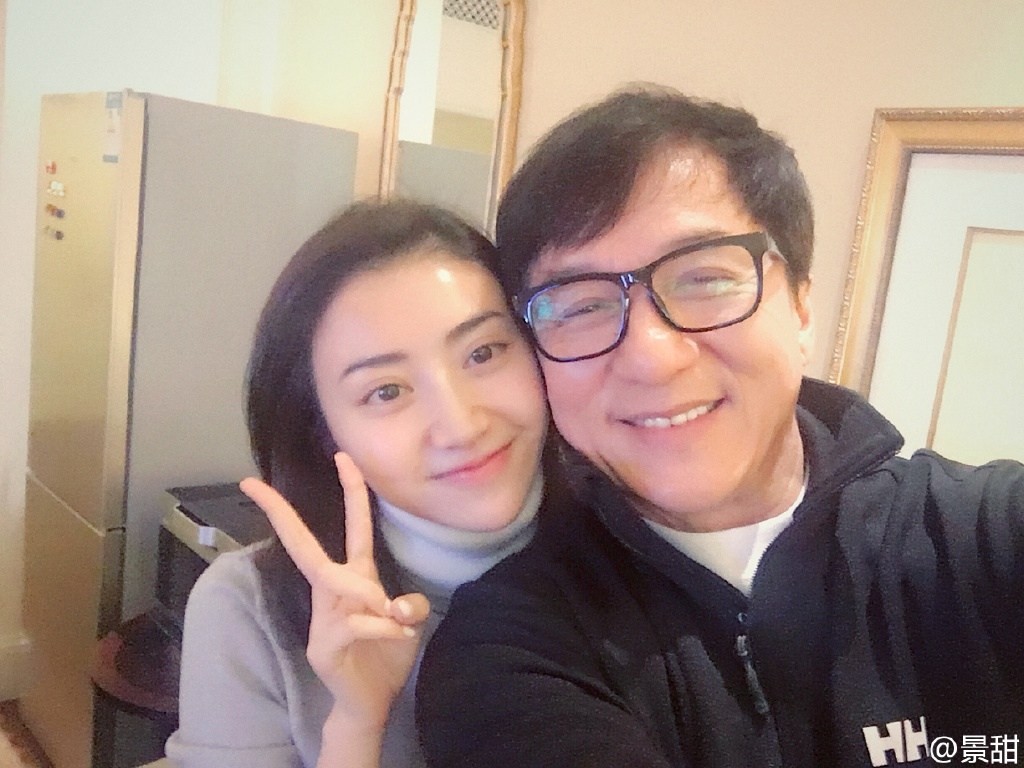 成龙与景甜贴脸自拍 比剪刀手卖萌