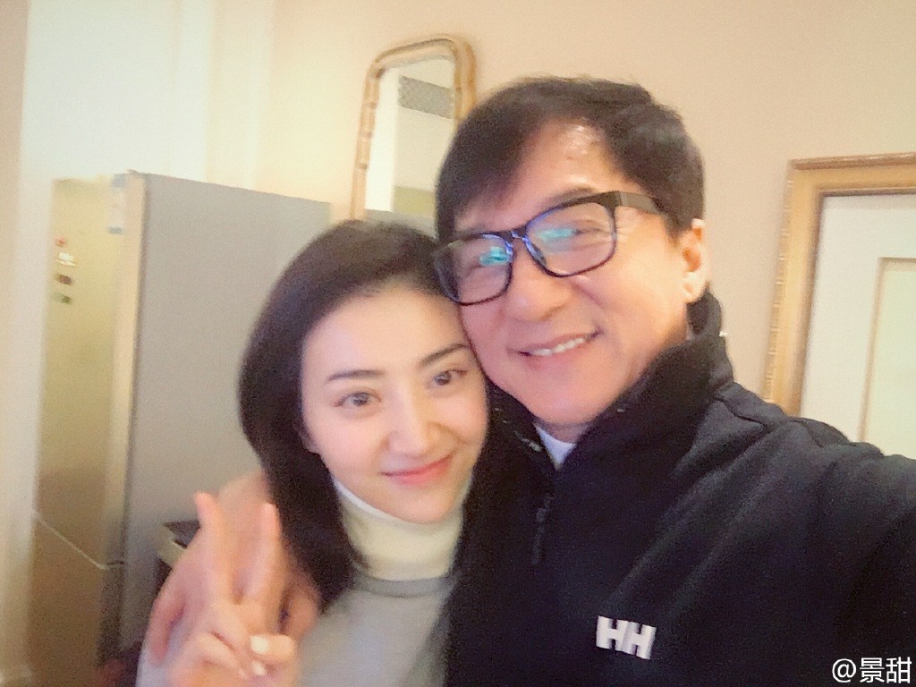 成龙与景甜贴脸自拍 比剪刀手卖萌