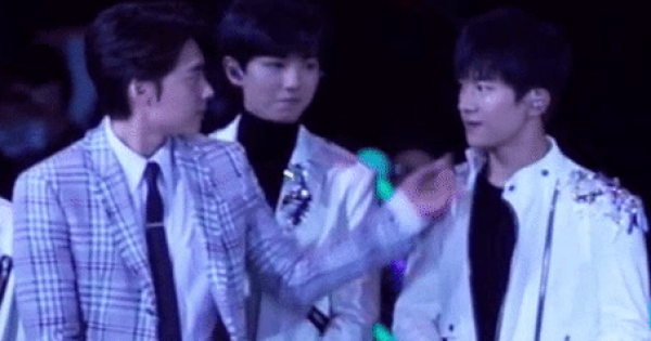 李易峰 调戏 易烊千玺摸其下巴 王俊凯表情亮了