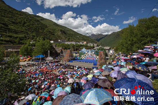 图片默认标题_fororder_3、人山人海的藏歌会现场-摄影刘斌