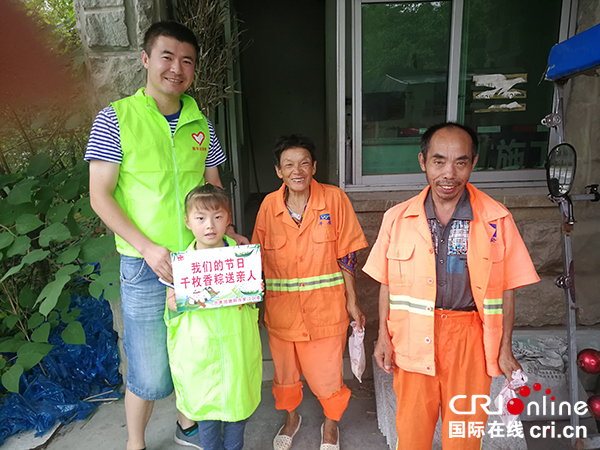 图片默认标题_fororder_青年志愿者家庭为清洁工送粽子盐蛋