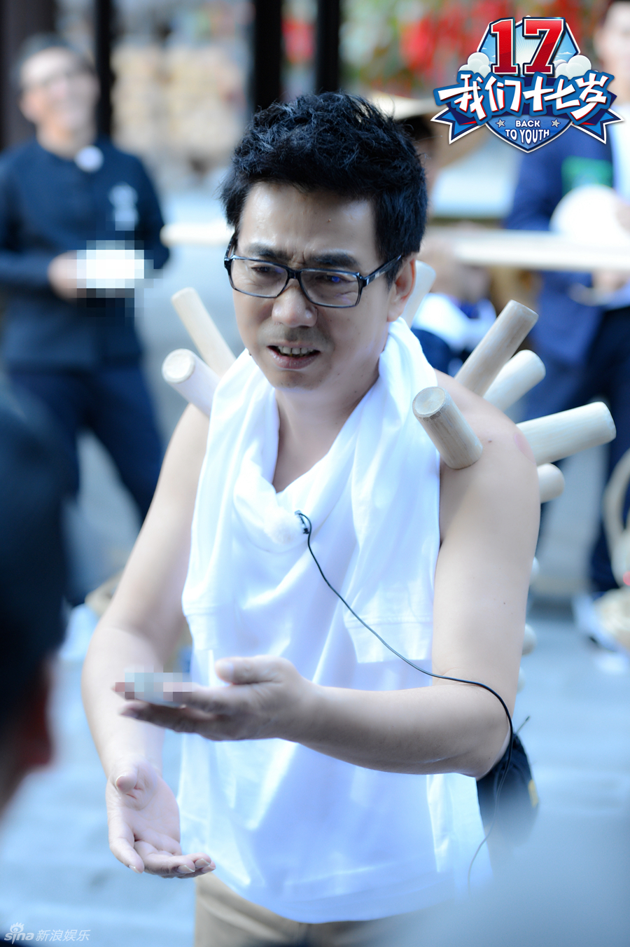 范明赤裸上身带罐做保健 肤白肉圆似恐龙(图)[