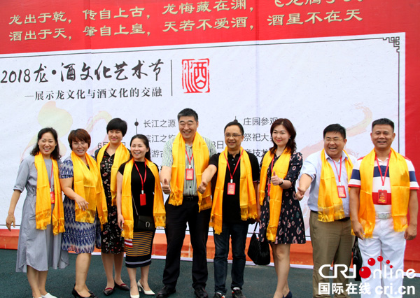 图片默认标题_fororder_参观藏酒游客合影--（摄影-高学兵）