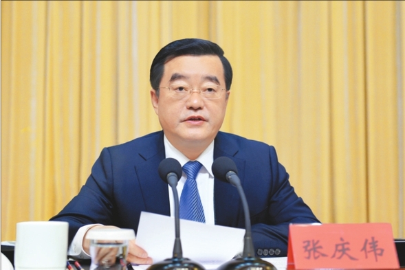 黑龙江省委经济工作会议在哈尔滨举行