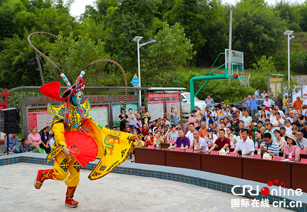 图片默认标题_fororder_村民观看民间文艺工作者表演传统戏剧节目“川剧变脸”