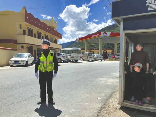 （焦点图，导航成都，移动端）卡点上的端午节和父亲节 4岁半女儿陪交警爸爸加班